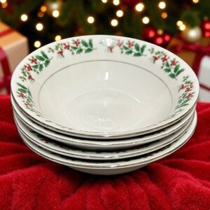 Vintage Gibson Housewares Christmas Charm Holly Berry Cereal Bowl Lot of 4